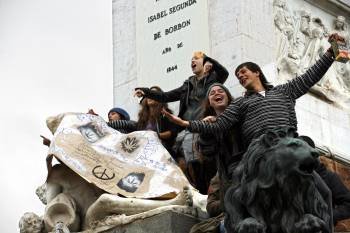 Un grupo de jóvenes celebra en Madrid el Día Mundial de la Marihuana. (Foto: ARCHIVO)