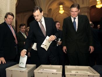Mariano Rajoy (c), en el momento de depositar la papeleta en la votación del Congreso del Partido Popular Europeo (PPE) 
