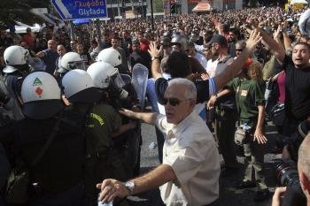Manifestantes y policía antidisturbios se enfrentan en el centro de Atenas, Grecia (Foto: EFE)