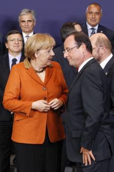 Angela Merkel conversan con François Hollande. (Foto: THIERRY ROGE)