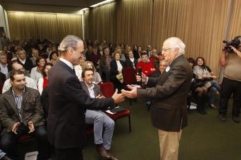 Mario Conde saluda a Enrique Martí Maqueda (cabeza de lista por Ourense), quien le presentó ante los asistentes. (Foto: Xesús Fariñas)