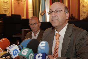José Ángel Vázquez Barquero y Agustín Fernández, en una comparecencia conjunta realizada cuando el segundo aún era concejal. (Foto: MIGUEL ÁNGEL)