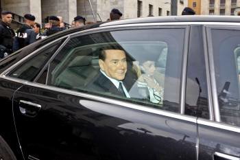 Silvio Berlusconi y su asistenta personal Maria Rosaria Rossi, abandonan la Corte de Milán. (Foto: STEFANO PORTA)