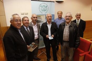 José Lamelo, Eligio Nieto y José Luis Rodríguez Cid, junto a otros miembros de la asociación. (Foto: Xesús Fariñas)