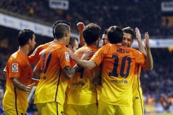 Los jugadores del Barcelona celebran uno de los goles en el estadio de Riazor. (Foto: KIKO DELGADO)