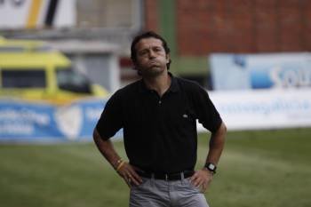 Luisito, desesperado durante la primera mitad del partido ante el Fuenlabrada. (Foto: XESÚS FARIÑAS)