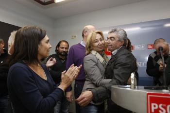 Raúl Fernández recibe el consuelo de los militantes -María Devesa- que ayer acudieron a la sede socialista en A Ponte. 