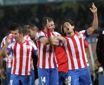 Los jugadores del Atlético celebran el gol de la victoria de Falcao en San Sebastián. (Foto: JAVIER ETXEZARRETA)