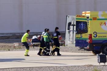 Momento del traslado a un hospital de Albacete de Juan Carlos Alfaro. (Foto: MANU)
