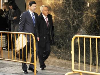  Julio Fernández Gayoso (d), junto a su abogado, a su llegada para declarar en la Audiencia Nacional. (Foto: BAFFYPRESS)
