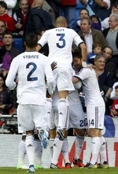 Varane y Pepe celebran el primer gol contra el Celta. (Foto: ÁNGEL DÍAZ)
