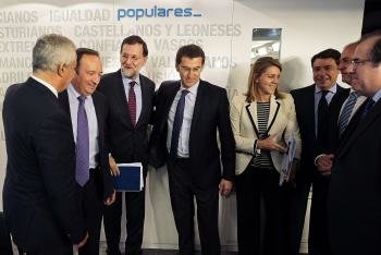 Feijóo, entre Mariano Rajoy y María Dolores de Cospedal, con otros presidentes autonómicos del PP.