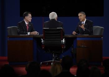 El presidente estadounidense, Barack Obama (d), que aspira a la reelección, frente a su rival republicano, Mitt Romney, y el moderador Bob Schieffer (c), durante el último debate