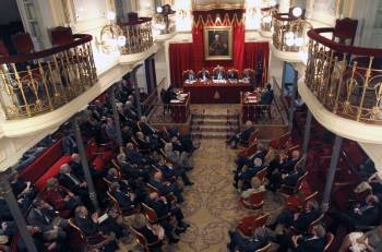 Vista general del salón principal de la Real Academia y los invitados al acto de homenaje al político gallego ayer en Madrid. (Foto: BAFFYPRESS)