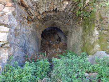 Estado en que se encuentra la 'Cova do Polbeiro', de O Castro, que restaurará el Concello. (Foto: J.C.)