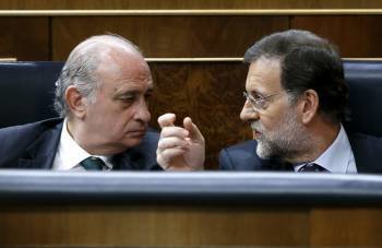 El presidente del Gobierno, Mariano Rajoy, con el ministro del Interior, Jorge Fernández. (Foto: ZIPI)