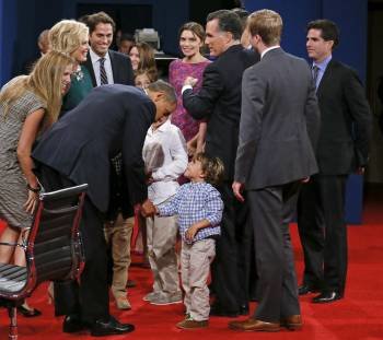 Barack Obama saluda a uno de los nietos de Romney a la conclusión del tercer debate antes de las elecciones. (Foto: R. WILKING)
