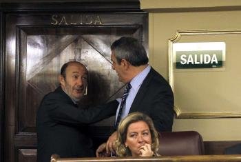  El líder del PSOE, Alfredo Pérez Rubalcaba (i), conversa con el diputado socialista Julio Villarrubia