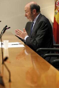 El secretario general del PSOE, Alfredo Pérez Rubalcaba, durante la comparecencia que ha hecho hoy ante la prensa