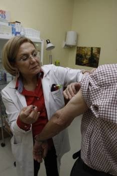 Una enfermera administra una vacuna en el Centro de Salud de A Ponte. (Foto: X. F.)