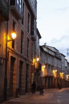 Calle iluminada en el Casco Histórico. (Foto: XESÚS FARIÑAS)