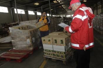 La Cruz Roja recogía ayer los alimentos en el polígono de San Cibrao de Ourense. (Foto: MIGUEL ÁNGEL)