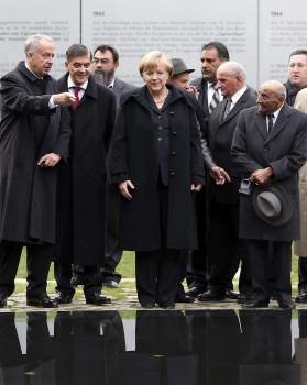 Merkel en la inauguración del monumento por la víctimas gitanas. (Foto: W. KUMM)