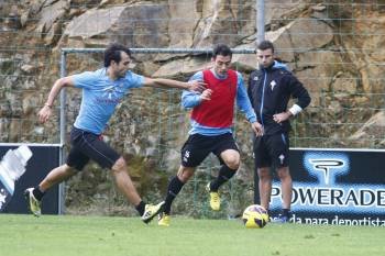 Borja Oubiña intenta alcanzar a un compañero en el entrenamiento de ayer en A Madroa. (Foto: ABEL ALONSO)