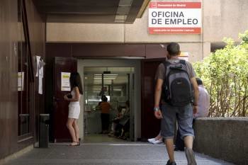 Jóvenes a las puertas de una oficina de empleo de la Comunidad de Madrid. (Foto: ARCHIVO)
