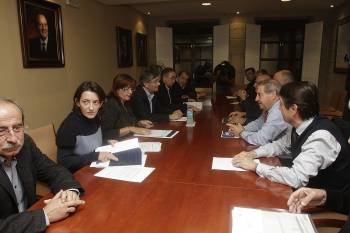 Rodríguez (cuarto por la izquierda) con los miembros del comité ejecutivo que participaron en la reunión de ayer.  (Foto: MIGUEL ÁNGEL)