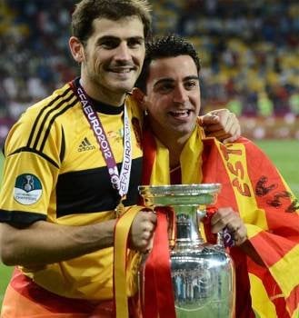 Casillas y Xavi Hernández, con uno de sus múltiples títulos conquistados.