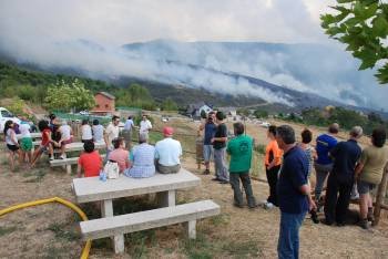 Vecinos de Rubiá, aguardan a que el incendio de agosto sea controlado para regresar a sus casas. (Foto: ARCHIVO)