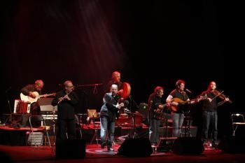 El grupo gallego, Milladoiro, ofreció ayer un concierto al que acudieron cientos de personas. (Foto: Xesús Fariñas)