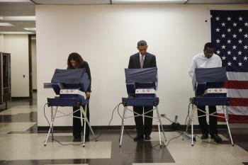 El presidente de los Estados Unidos, Barack Obama (c), vota por adelantado para las proximas elecciones presidenciales