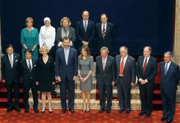 Los galardonados con los Premios Príncipe de Asturias posan con los príncipes