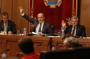 Baltar y Fernández votan uno de los puntos del pleno. A su derecha el secretario, Francisco Cacharro (Foto: XESÚS FARIÑAS)