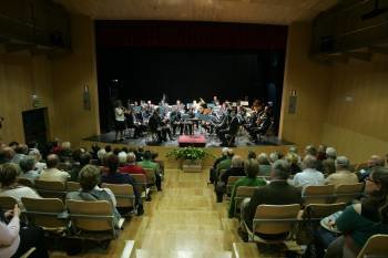 La Banda Municipal actúa en la Escuela de Artes Escénicas. (Foto: MARCOS ATRIO)
