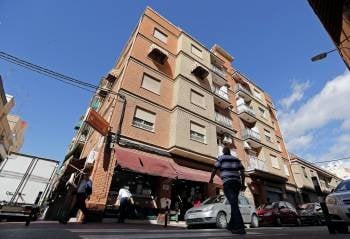 Edificio de Burjassot en donde un hombre intentó suicidarse ayer cuando iba a ser desahuciado. (Foto: MANUEL BRUQUE)