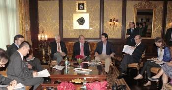 El rey, en Nueva Delhi con los ministros García-Margallo y Soria. (Foto: A. MARTÍN)