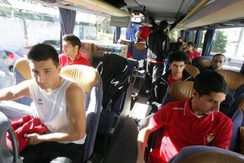 Los jugadores del Ourense, en el autobús. (Foto: MARCOS ATRIO)