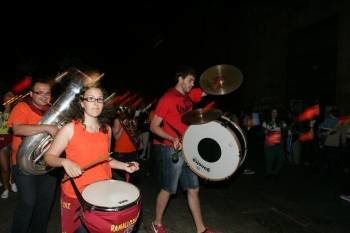 Una de las charangas que animó la procesión nocturna de la Ramallosa el pasado mes de agosto. (Foto: MARCOS ATRIO)