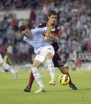 Juan Domínguez pelea la pelota con Iago Aspas. (Foto: SALVADOR SAS)