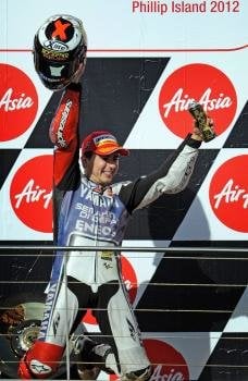 Lorenzo saluda desde el podio como bicampeón del mundo