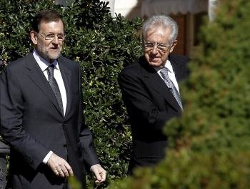 El jefe del Gobierno español, Mariano Rajoy (i), y el primer ministro de Italia, Mario Monti
