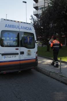 La ambulancia que trasladó a la herida. (Foto: MIGUEL ÁNGEL)