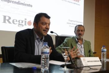 Santiago Rodríguez y Eugenio Palomero al inicio de la conferencia, en Ourense. (Foto: XESÚS FARIÑAS)