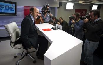 El líder del PSOE, Alfredo Pérez Rubalcaba, durante su comparecencia en rueda de prensa. (Foto: EMILIO NARANJO)
