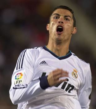 Ronaldo celebra uno de los dos goles en Mallorca. (Foto: MONTSE T. DÍEZ)