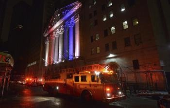  Un camión de bomberos permanece a las puertas de la Bolsa de Nueva York