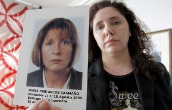 Rosa Arcos muestra una fotografía de su hermana María JOsé, desaparecida en 1996. (Foto: ARCHIVO)